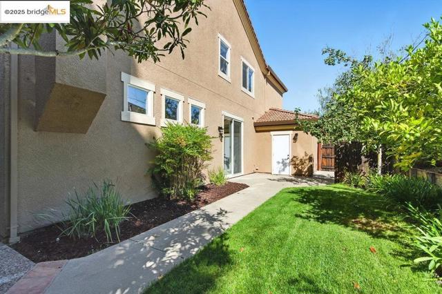 205 Dandelion Ln, San Ramon CA: https://media.crmls.org/mediaz/f64ae8fb-8336-4008-996d-fd71c90cfee8.jpg