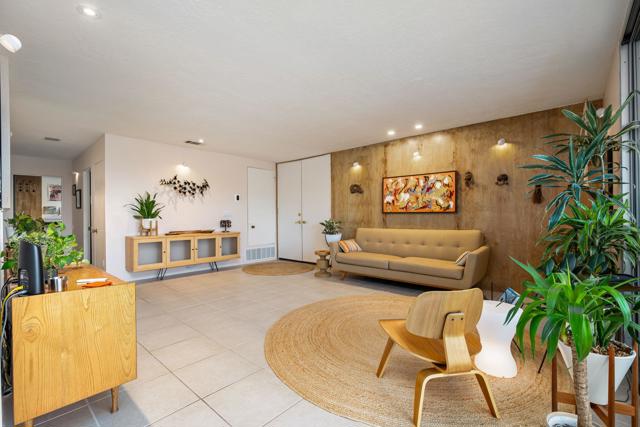 2501 N Whitewater Club Drive, Palm Springs CA: https://media.crmls.org/mediaz/f64b7e02-66fb-4ae5-8e62-13839a64050e.jpg