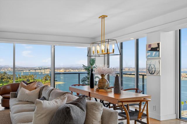 1810 Avenida Del Mundo, Coronado CA: https://media.crmls.org/mediaz/f64bd1e0-04fe-44dd-98cc-ce7f46b060a5.jpg