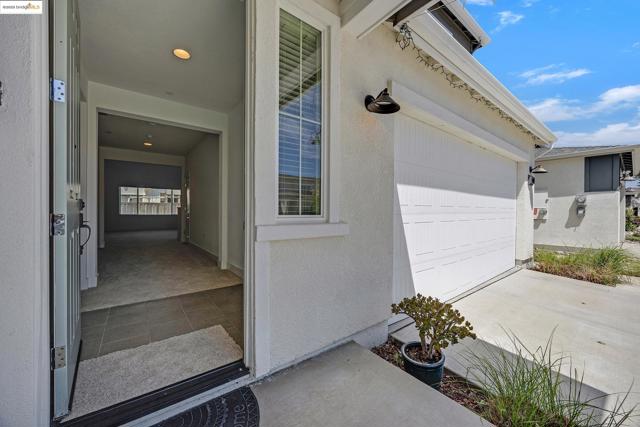 18499 Lewiston Dr, Lathrop CA: https://media.crmls.org/mediaz/f64be738-6d85-4400-8810-5dba0baf19df.jpg