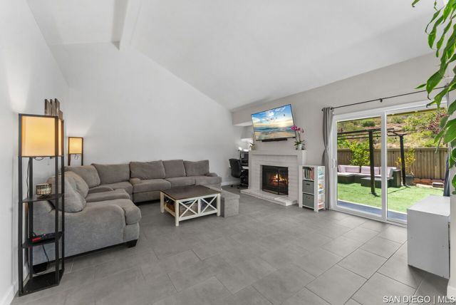 4309 Diegos CT, Fallbrook CA: https://media.crmls.org/mediaz/f64cf692-38d2-49cd-8dda-4d6b0b17d17e.jpg