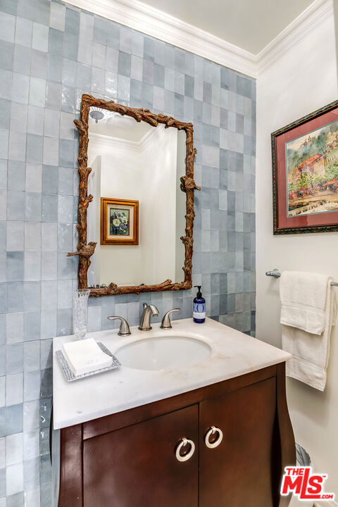 13109 Valley Vista Boulevard, Studio City CA: https://media.crmls.org/mediaz/f64d3c8e-2114-4b69-86d0-a3abb0f1bae9.jpg