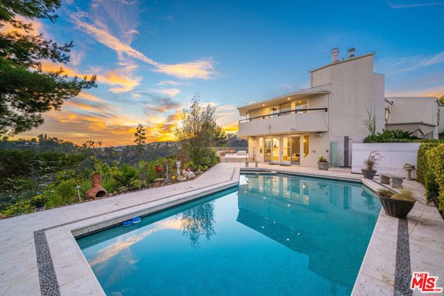 1121 Roberto Lane, Los Angeles CA: https://media.crmls.org/mediaz/f64e9258-e27b-4e34-8ed4-f48a102fd045.jpg
