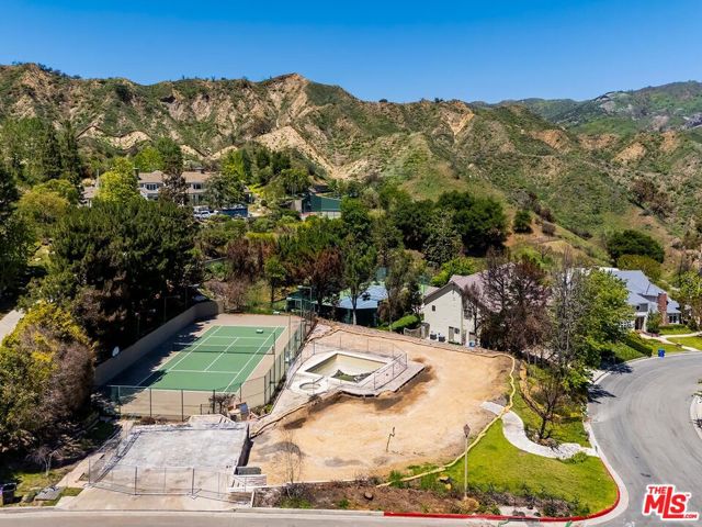 17706 Camino De Yatasto, Pacific Palisades CA: https://media.crmls.org/mediaz/f64f3b4b-6c71-46e5-9bb6-e642d4148bbd.jpg