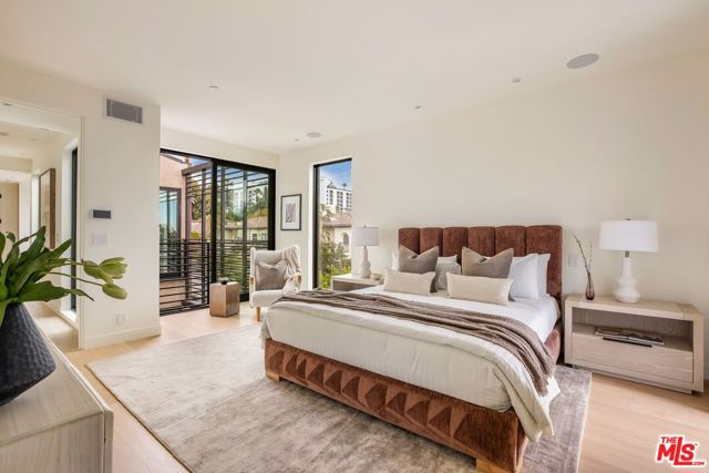 927 1/2 Hilldale Avenue, West Hollywood CA: https://media.crmls.org/mediaz/f64f5882-d5f1-4909-8101-d806594fa872.jpg