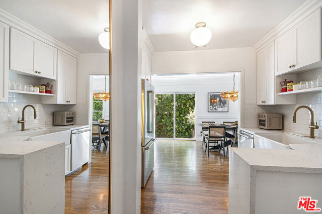 8260 Oakwood Avenue, Los Angeles CA: https://media.crmls.org/mediaz/f650e9dc-5d11-4be9-a9ec-3d5ebdd60427.jpg