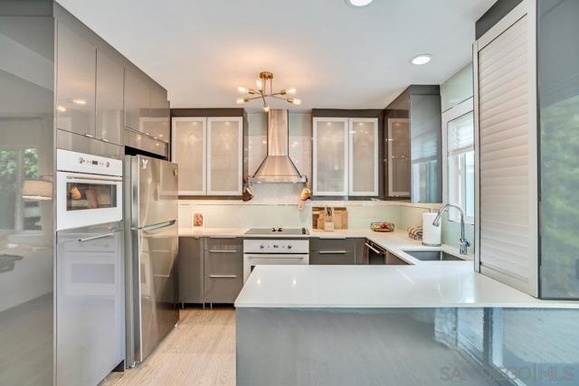 990 92 Laguna Dr, Carlsbad CA: https://media.crmls.org/mediaz/f65212d9-2bb2-4be9-803b-e10af1b2ef4e.jpg