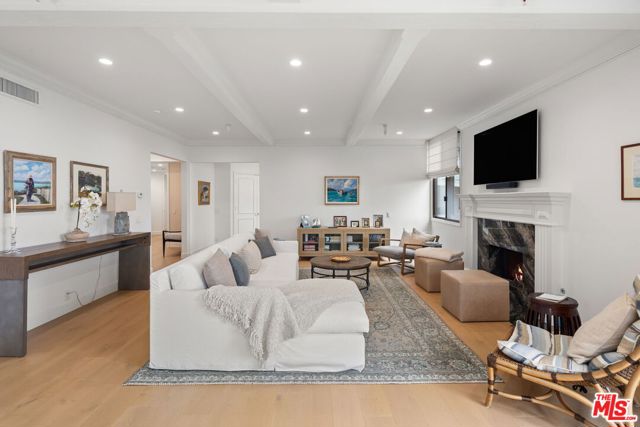 300 N Swall Drive, Beverly Hills CA: https://media.crmls.org/mediaz/f65225a7-70a1-41f2-a642-b5e5fffe318b.jpg