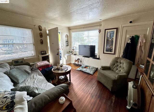 933 Kentucky St, Vallejo CA: https://media.crmls.org/mediaz/f6529cda-9501-40cf-8225-1c277e4a9abc.jpg