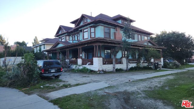 3977 S Budlong Avenue, Los Angeles CA: https://media.crmls.org/mediaz/f653f9d6-9b42-4779-9e33-7301f192d764.jpg