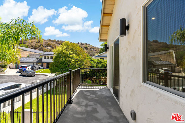23906 1/2 Darbun Drive, Newhall CA: https://media.crmls.org/mediaz/f654636a-9ba0-4128-83c8-98e32b9dedef.jpg