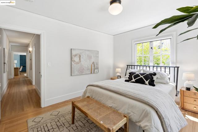 924 Trestle Glen Rd, Oakland CA: https://media.crmls.org/mediaz/f655708e-219b-4339-8cae-036fb85082b8.jpg