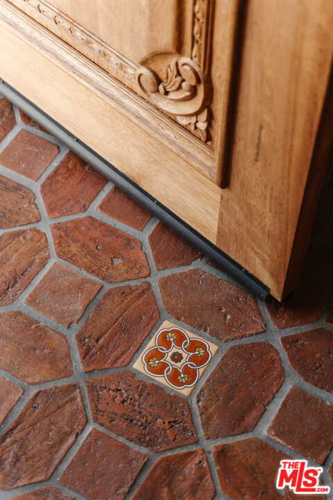 3975 Sutro Avenue, Los Angeles CA: https://media.crmls.org/mediaz/f657e041-2e3d-49d7-83b3-3ece1a0da11f.jpg