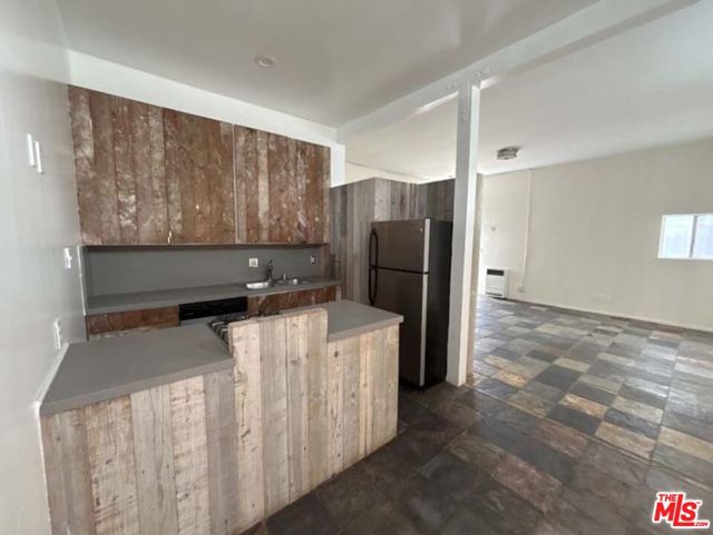 915 Broadway Street, Venice CA: https://media.crmls.org/mediaz/f657f103-5b02-4ae2-b2b4-642032e576d8.jpg