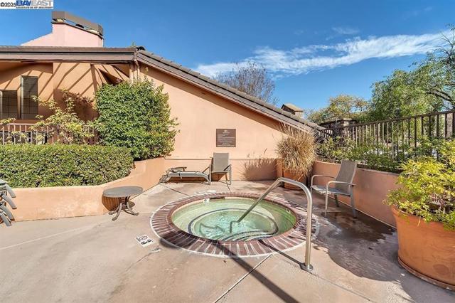 39219 Guardino Dr, Fremont CA: https://media.crmls.org/mediaz/f6583060-69c5-442c-994c-a891d29ad6ed.jpg
