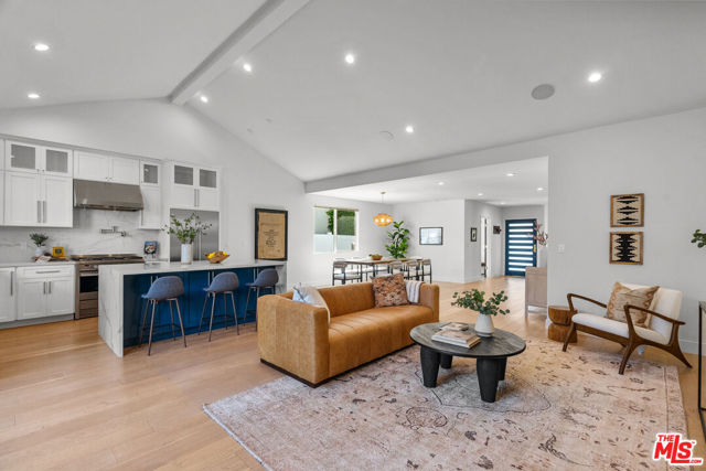 16820 Mccormick Street, Encino CA: https://media.crmls.org/mediaz/f658859f-a6e1-4d6f-a57e-25bff5fd82d8.jpg
