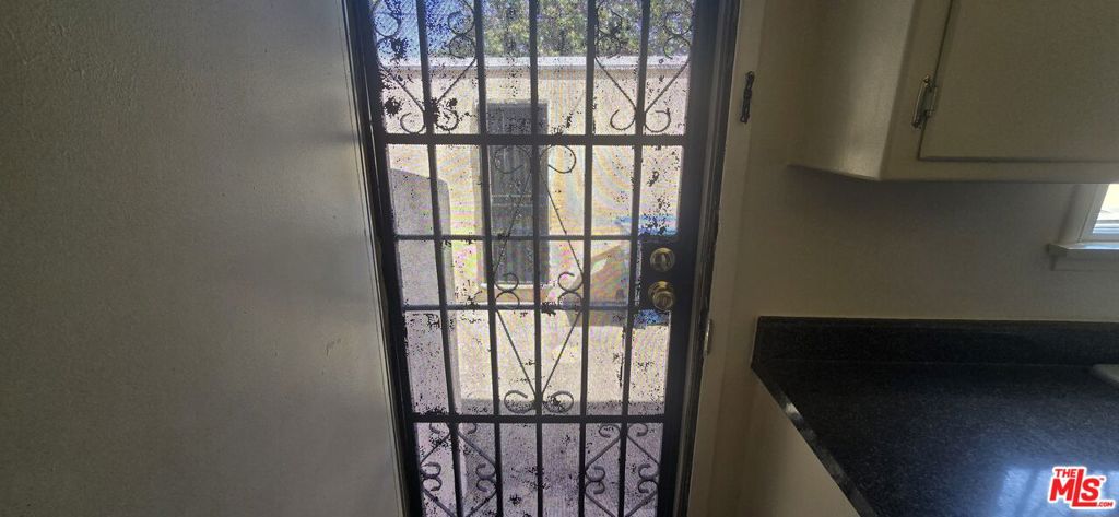 https://media.crmls.org/mediaz/f659f4cf-dc08-43ed-9dbb-2352a14c34d3.jpg?preset=X-Large