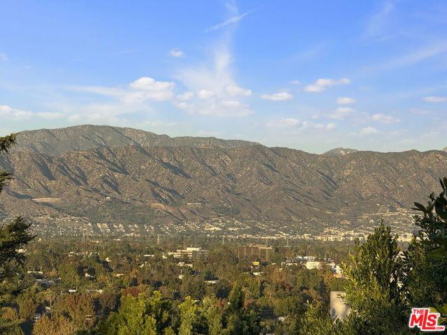 3838 Buena Park Drive, Studio City CA: https://media.crmls.org/mediaz/f65c75f3-1293-4f05-bd84-4960cbf17815.jpg