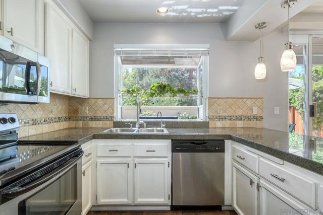 12127 Corte Napoli, San Diego CA: https://media.crmls.org/mediaz/f65e4e3f-ff7a-40b0-848c-534e62e1a141.jpg