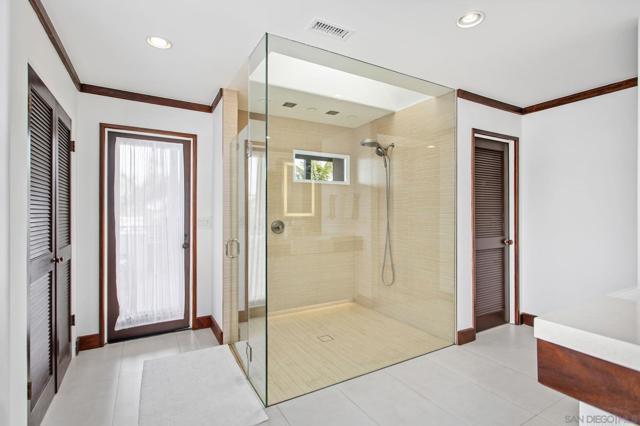1728 W Lewis St, San Diego CA: https://media.crmls.org/mediaz/f65ef624-4671-4879-8264-6e0a24880e3e.jpg