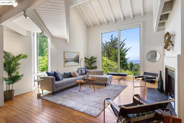 6766 Armour Dr, Oakland CA: https://media.crmls.org/mediaz/f661460e-936f-49c0-be01-5bcba12ef603.jpg
