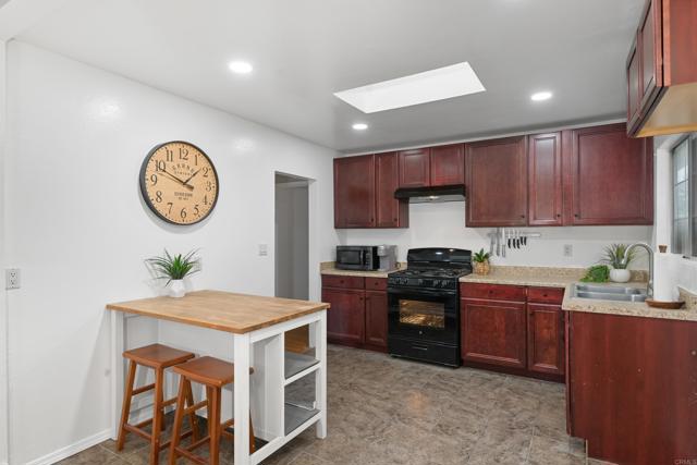 Detail Gallery Image 8 of 33 For 268 Sierra Way, Chula Vista,  CA 91911 - 3 Beds | 2 Baths