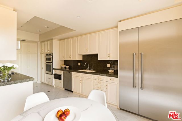 300 N Swall Drive, Beverly Hills CA: https://media.crmls.org/mediaz/f661af26-08c0-4627-9bbd-2b5f48b96195.jpg