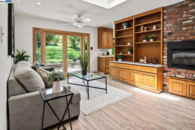3554 Arcadian Ct, Castro Valley CA: https://media.crmls.org/mediaz/f661e2ea-899c-4d2f-b2a7-624b67a87fe2.jpg