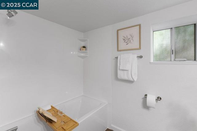5 Kayser Ct, Walnut Creek CA: https://media.crmls.org/mediaz/f66227ba-ed08-42ec-858b-bc519c048c6e.jpg