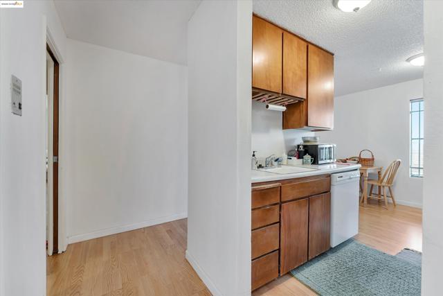 567 Oakland Ave, Oakland, California 94611, 1 Bedroom Bedrooms, ,1 BathroomBathrooms,Condominium,For Sale,Oakland Ave,41083171