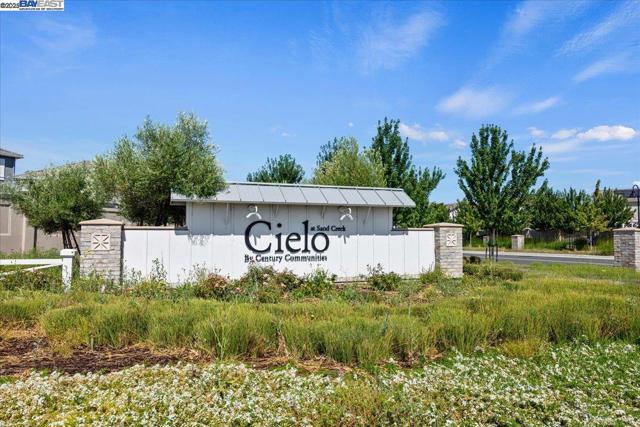 5352 Guenoc Valley Ln, Antioch CA: https://media.crmls.org/mediaz/f662978d-02d8-4ffd-b9d8-a1e57a827c57.jpg
