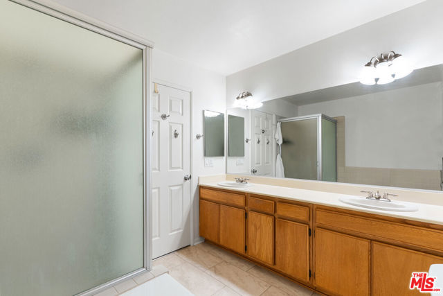 2405 34th Street, Santa Monica CA: https://media.crmls.org/mediaz/f663458c-8f4e-4dac-ac9d-aa54a17eaacc.jpg