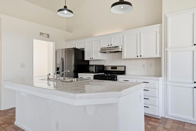 612 Saffron Street, Hanford CA: https://media.crmls.org/mediaz/f6634b46-a034-4271-9302-ca27ddc872c9.jpg