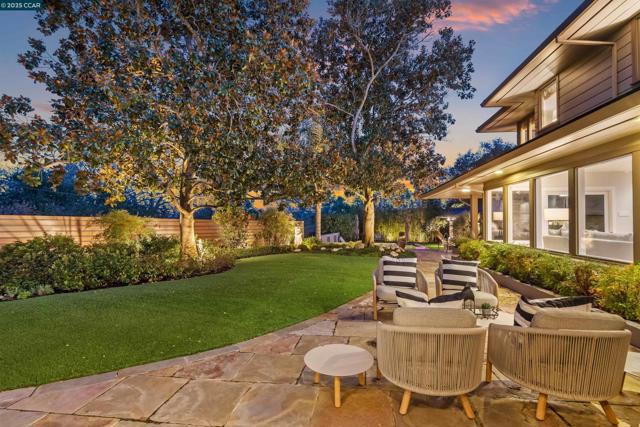 1121 Estates Dr, Lafayette CA: https://media.crmls.org/mediaz/f663f322-24dd-4b85-98ca-43086bbc95d0.jpg