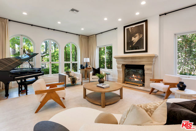 812 N Bedford Drive, Beverly Hills CA: https://media.crmls.org/mediaz/f6651a69-76e5-41e1-b4f5-26f0007d2fa1.jpg