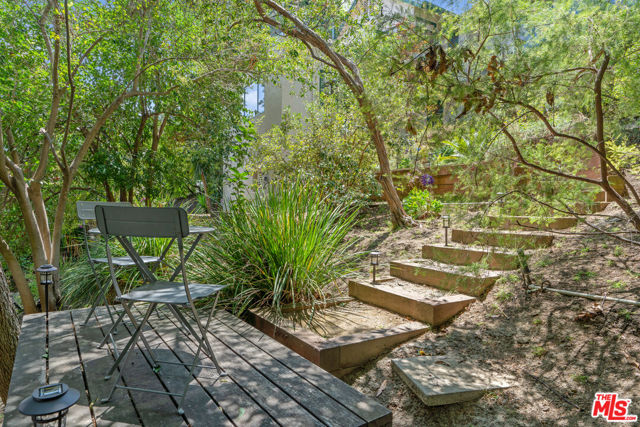 13451 Cheltenham Drive, Sherman Oaks CA: https://media.crmls.org/mediaz/f6671b4e-3aee-4b00-ab1b-7094774432d5.jpg