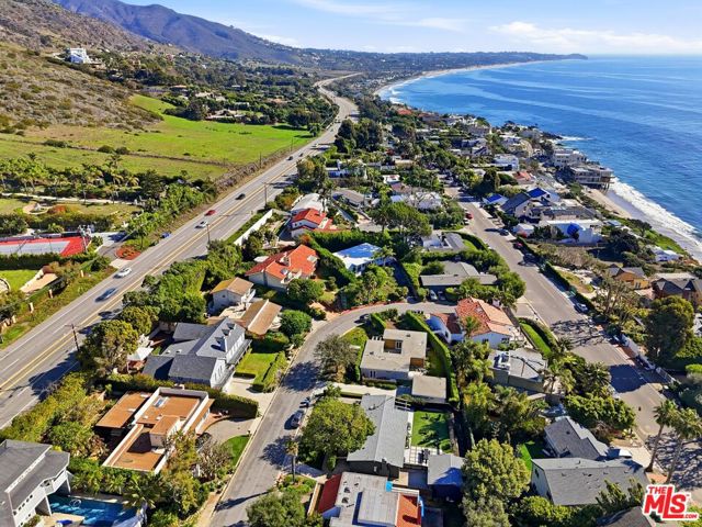 31763 Cottontail Lane, Malibu CA: https://media.crmls.org/mediaz/f668553e-e4af-4f1c-b54a-f9d48fce8e08.jpg