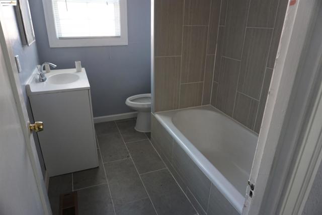 2531 Ritchie St, Oakland CA: https://media.crmls.org/mediaz/f668fee9-9e93-4484-acf1-fcb691d988f2.jpg