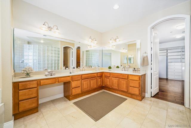 1330 Panorama Ridge Rd, Oceanside CA: https://media.crmls.org/mediaz/f66981bf-0fdd-4207-8253-277886e2443a.jpg