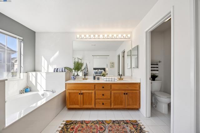 15 Mcdonnel Rd, Alameda CA: https://media.crmls.org/mediaz/f66a11f5-f3e4-49b9-805a-51570bd29abd.jpg