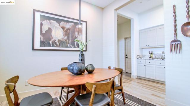 881 Inverness Ln, Brentwood CA: https://media.crmls.org/mediaz/f66a2952-d94c-4110-bc11-8644636b7c05.jpg