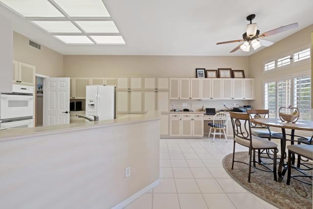 78123 Foxbrook Lane, Palm Desert CA: https://media.crmls.org/mediaz/f66a4901-fa21-4a2e-a656-8e734a614e53.jpg