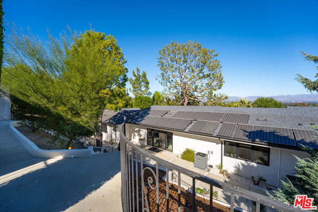 19536 Wells Drive, Tarzana CA: https://media.crmls.org/mediaz/f66a5b28-d6f0-4506-91a6-4bf08049a863.jpg