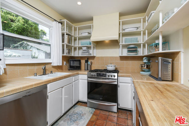 10344 Woodbridge Street, Toluca Lake CA: https://media.crmls.org/mediaz/f66b18c2-0974-4b96-ad05-96a3393107c9.jpg