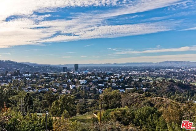 3595 Wonder View Drive, Los Angeles CA: https://media.crmls.org/mediaz/f66bbd33-3f90-4fcd-bf5b-5f4765f7367e.jpg