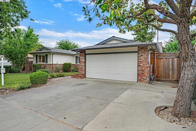 5041 Golden Rd, Pleasanton CA: https://media.crmls.org/mediaz/f66bd360-1859-453c-a1b1-02f29b68dc48.jpg