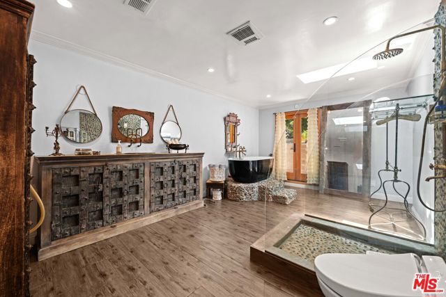 16582 Calneva Drive, Encino CA: https://media.crmls.org/mediaz/f66da5e2-17ca-4a1e-8082-9df6d1d3dbb5.jpg