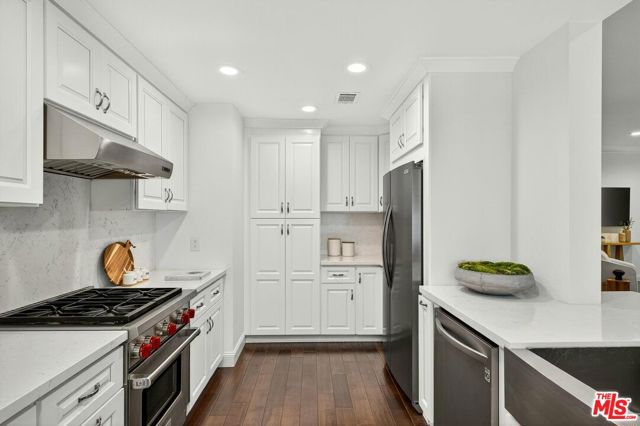 315 N Swall Drive, Beverly Hills CA: https://media.crmls.org/mediaz/f66dbe76-a69e-459e-8c0e-bb99ef188bee.jpg