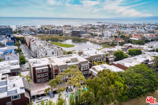 4250 Via Dolce, Marina del Rey CA: https://media.crmls.org/mediaz/f66e0800-999f-4ebd-b47e-5788695dc442.jpg