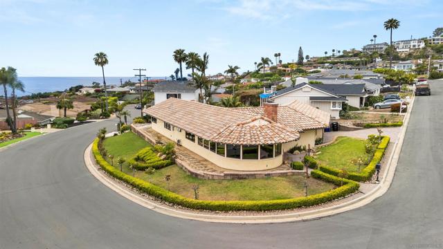 5602 Ladybird Lane, La Jolla CA: https://media.crmls.org/mediaz/f66f1fad-eb8a-4f9b-9fcb-c628fbef7fce.jpg